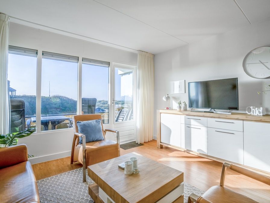 Appartement Juliana 052 Eiland en Zeezicht in De Koog, Texel met prachtig uitzicht op duinen en zee vanuit de woonkamer.