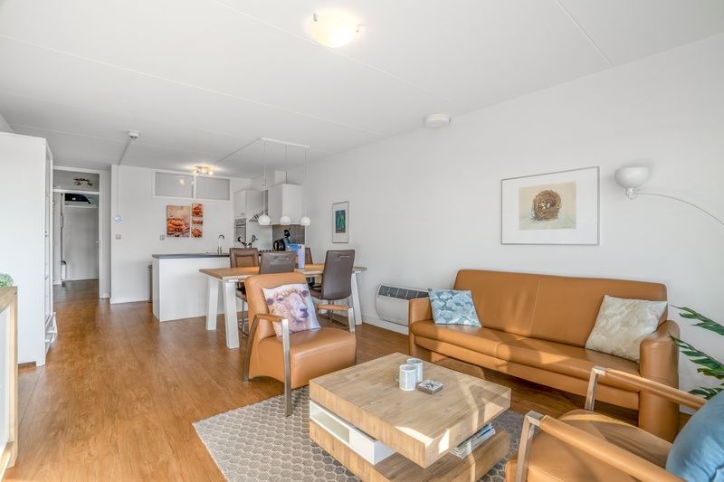 Ruime open keuken en woonkamer in Appartement Juliana 052 Eiland en Zeezicht, De Koog, Texel, ideaal voor gezinnen.