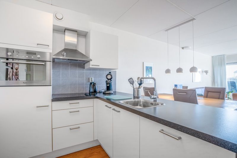 Slaapkamer met tweepersoonsbed in Appartement Juliana 052 Eiland en Zeezicht, De Koog, Texel voor een comfortabele nachtrust.