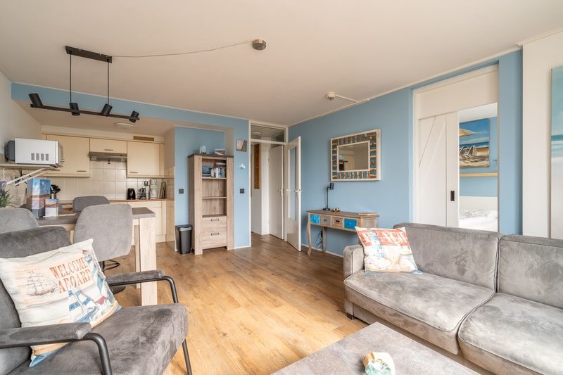 Open keuken en woonkamer van Appartement Juliana 076 Eilandzicht, De Koog, Texel met moderne inrichting.