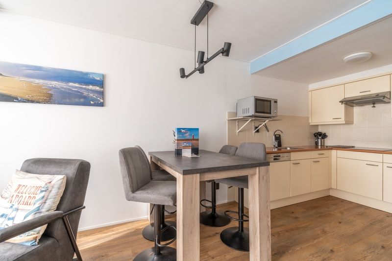 Moderne keuken in Appartement Juliana 076 Eilandzicht, De Koog, Texel voorzien van alle gemakken.