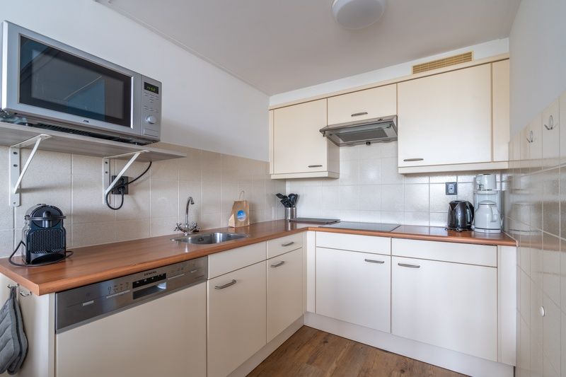 Ruime keuken in Appartement Juliana 076 Eilandzicht, De Koog, Texel met moderne apparatuur.