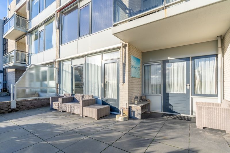 Zonnig terras van Appartement Juliana 076 Eilandzicht, De Koog, Texel met uitnodigende zitgelegenheid.