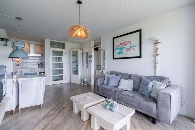 Stijlvolle binnenruimte van Appartement Juliana 106 Zeezicht in De Koog, Texel met moderne meubels en open keuken.