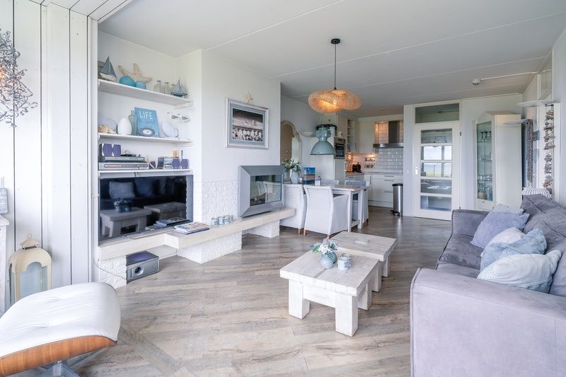 Open woonkamer van Appartement Juliana 106 Zeezicht in De Koog, Texel met gezellige inrichting en zeezicht.
