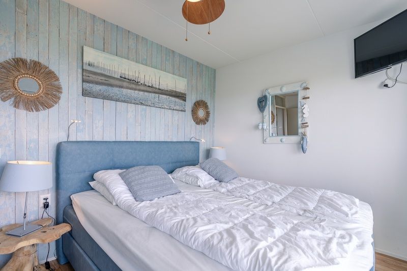 Gezellige slaapkamer in Appartement Juliana 106 Zeezicht in De Koog, Texel met strandthema en moderne decoratie.