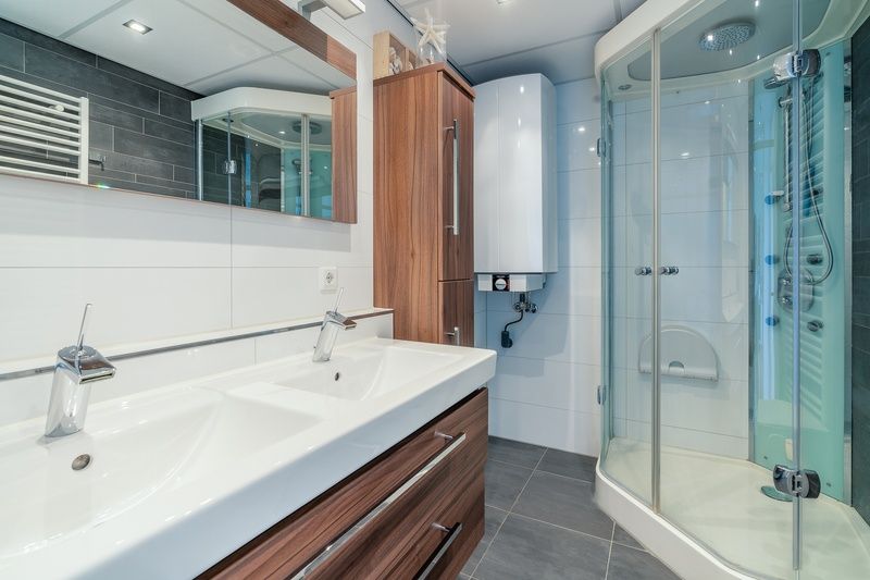 Luxe badkamer van Appartement Juliana 106 Zeezicht in De Koog, Texel met moderne douche en dubbele wastafel.