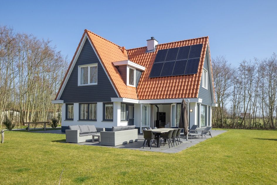 Villa 8, ein luxurioeses Ferienhaus in De Koog, Texel, mit grossem Garten und Terrasse, ideal fuer einen entspannten Aufenthalt auf den Watteninseln.