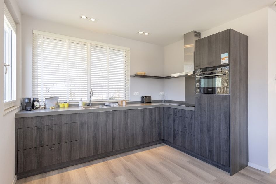 Entspannen Sie sich im hellen Schlafzimmer der Villa 8, einem Ferienhaus in De Koog, Texel, mit Blick auf die ruhige Natur der Watteninseln.