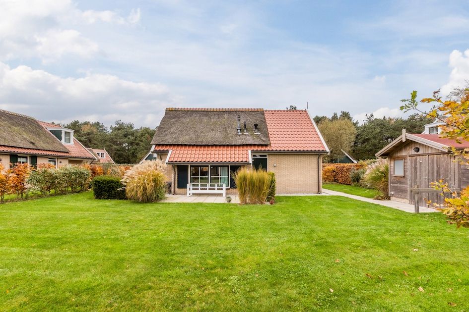 T6B Komfort-Bungalow in De Koog, Texel, Watteninseln mit gruenem Garten und einladender Terrasse, umgeben von ruhiger Natur.