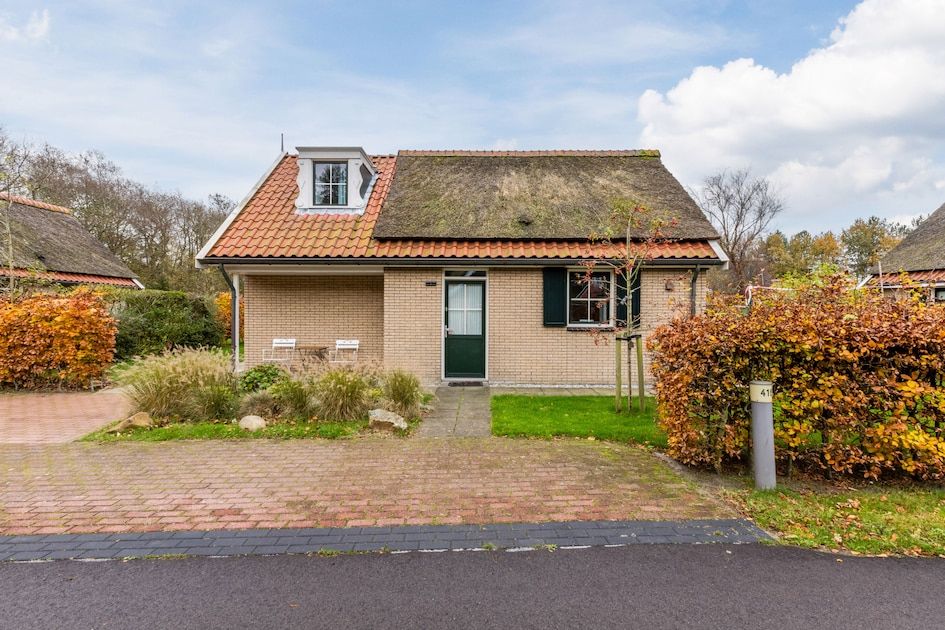 T6B Komfort-Bungalow in De Koog, Texel, Watteninseln, mit reizvollem Reetdach und gruener Umgebung fuer einen entspannten Urlaub.