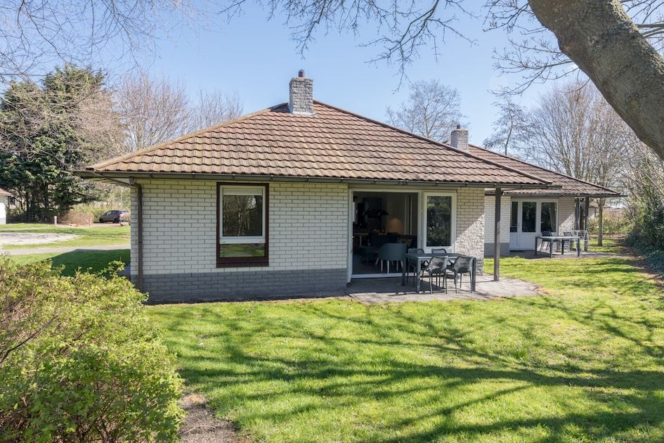 T4 Komfort-Bungalow in De Koog, Texel mit sonniger Terrasse und gruenem Garten im Wattenmeer.