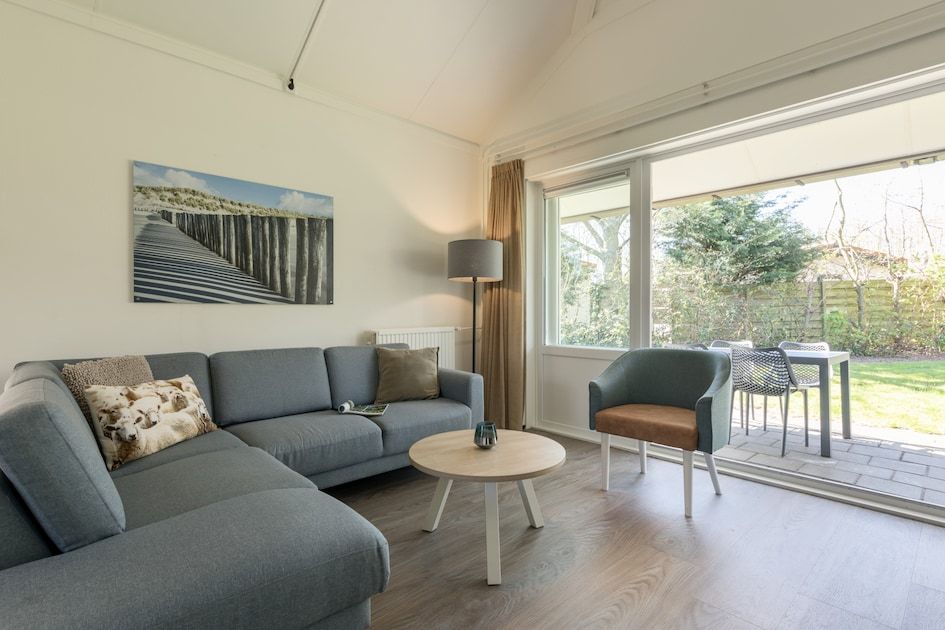 Gemuetliches Wohnzimmer im Bungalow T4 Comfort, De Koog, Texel mit Blick auf den Garten.