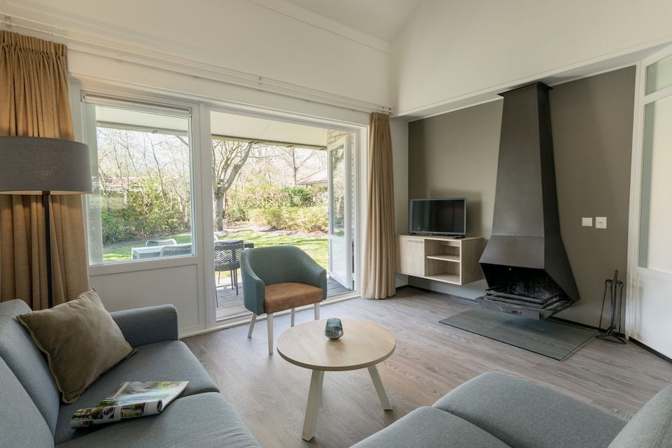 Moderne Sitzecke mit Kamin im Ferienhaus T4 Comfort, De Koog, Texel.