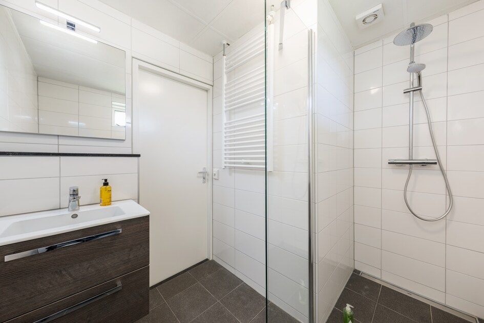 Stilvolles Badezimmer mit begehbarer Dusche im Ferienhaus T4 Comfort, De Koog, Texel.