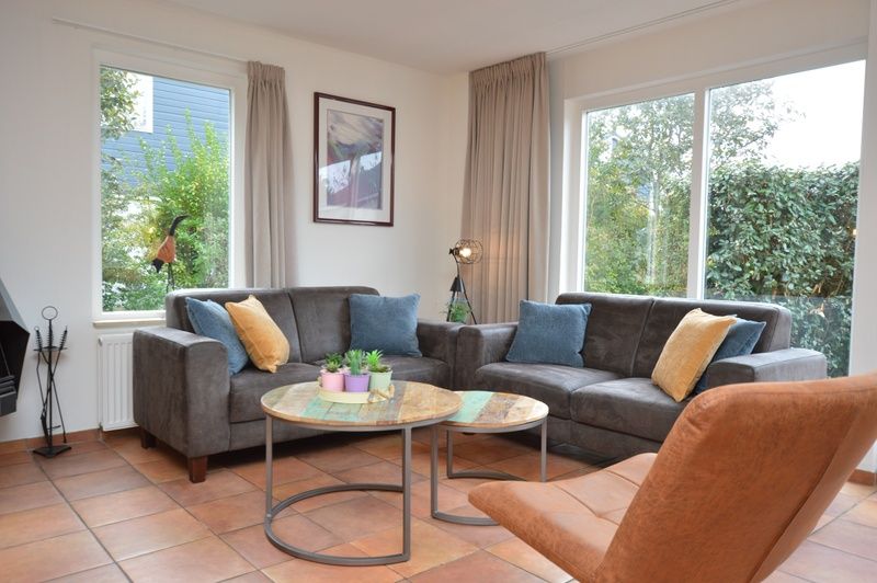 Gezellige woonkamer in Vakantiehuis Stappeland 169, De Koog, Texel met comfortabele banken.