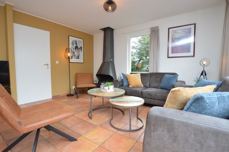 Moderne zithoek met open haard in Vakantiehuis Stappeland 169, De Koog, Texel.