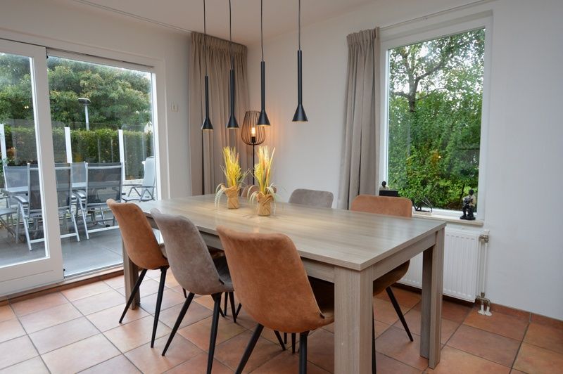 Stijlvolle eetkamer met uitzicht op terras in Vakantiehuis Stappeland 169, De Koog, Texel.