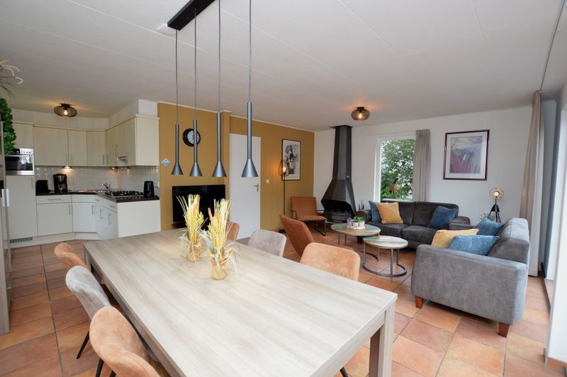 Open keuken in Vakantiehuis Stappeland 169, De Koog, Texel met moderne apparatuur.