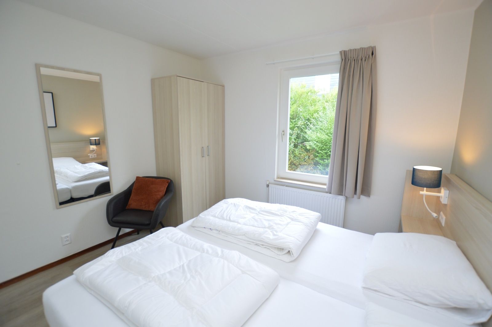 Luxe badkamer met douche in Vakantiehuis Stappeland 169, De Koog, Texel.