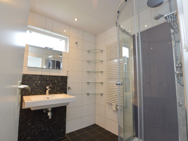 Moderne badkamer met ligbad in Vakantiehuis Stappeland 169, De Koog, Texel.