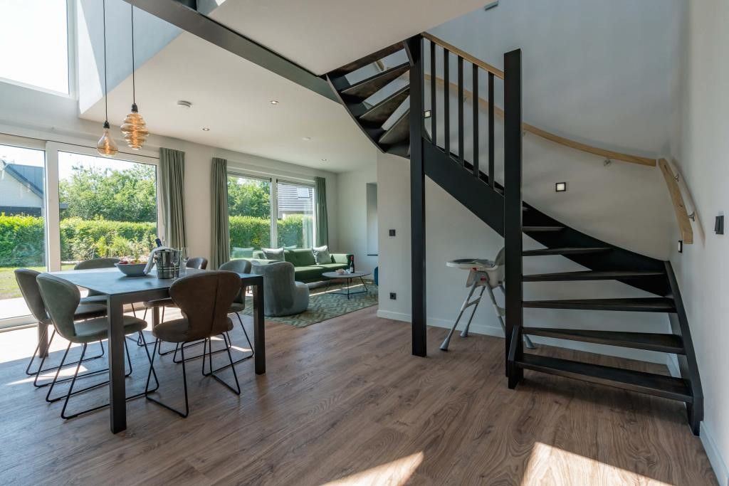 Interieur van 39 - 16B Wulp - BLV in De Koog, Texel met stijlvolle woonkamer en trap.