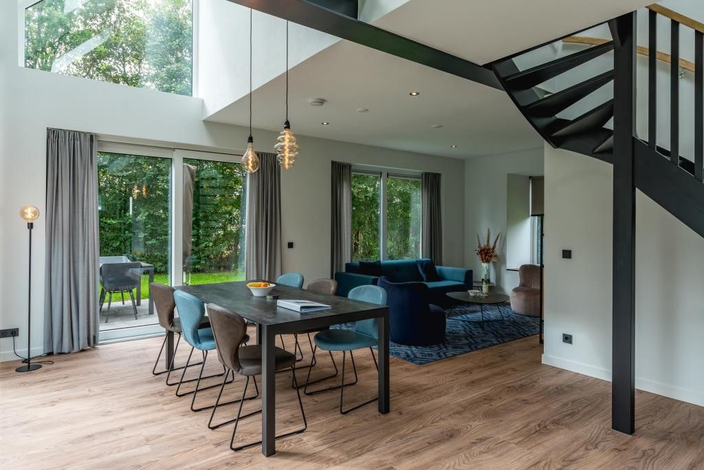 Eetkamer en woonkamer van 39 - 16B Wulp - BLV in De Koog, Texel met veel lichtinval.