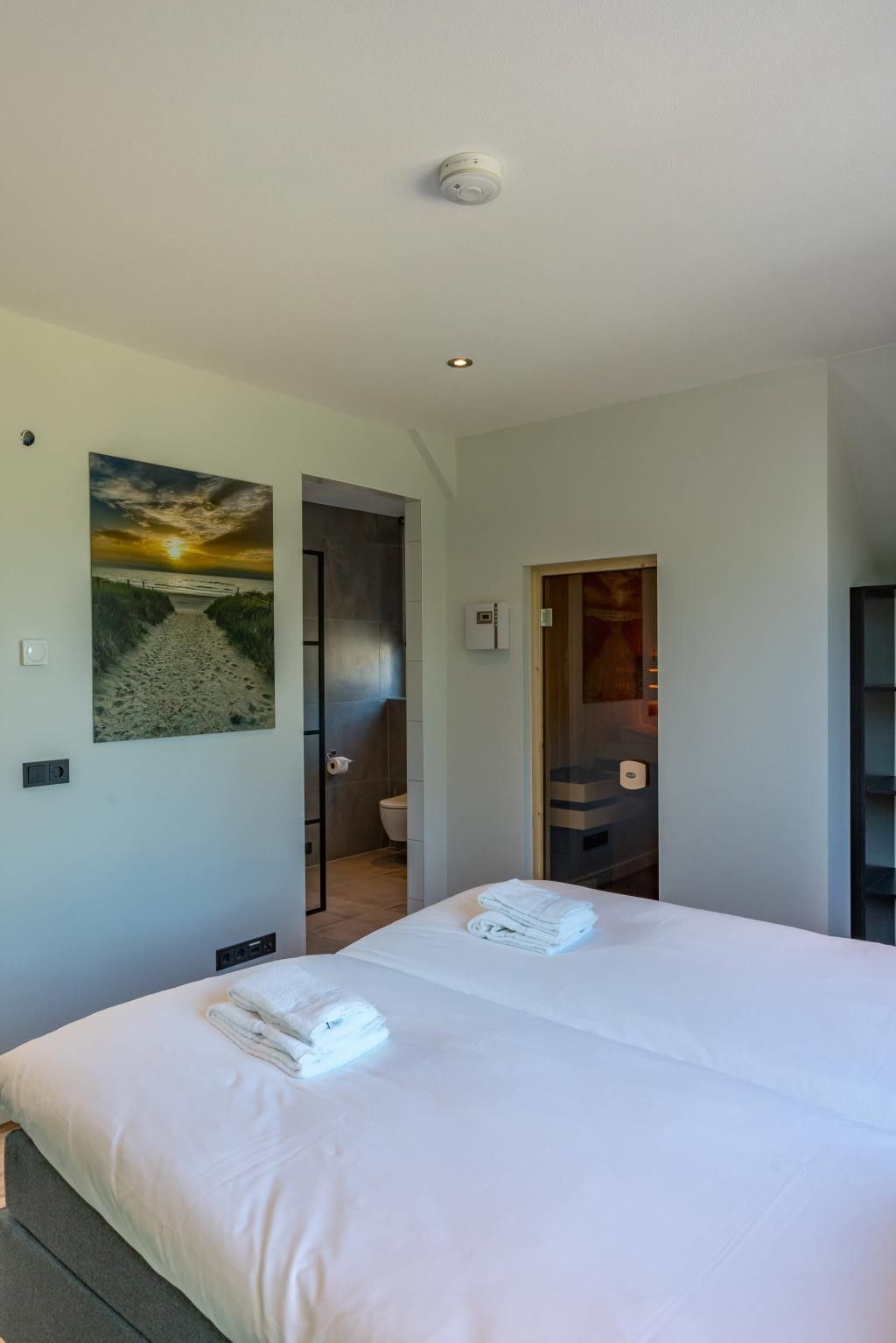 Ruime slaapkamer in 39 - 16B Wulp - BLV, vakantiehuis in De Koog, Texel met ensuite badkamer.