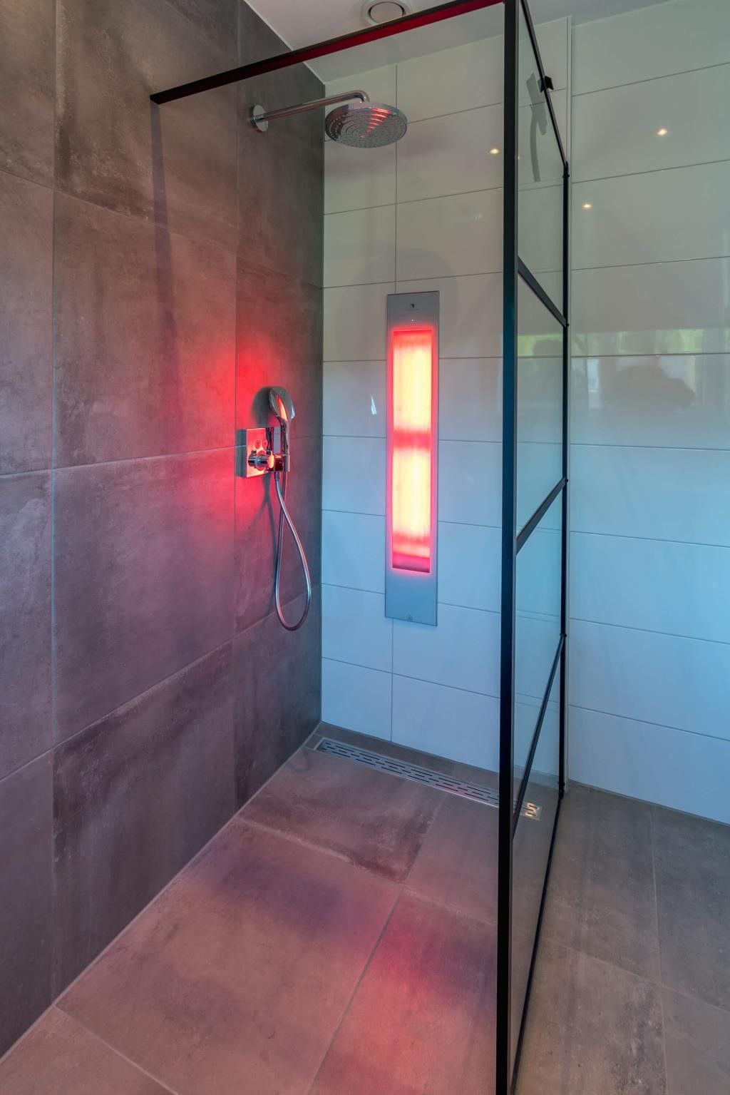 Moderne douche met verlichting in 39 - 16B Wulp - BLV, vakantiehuis in De Koog, Texel.