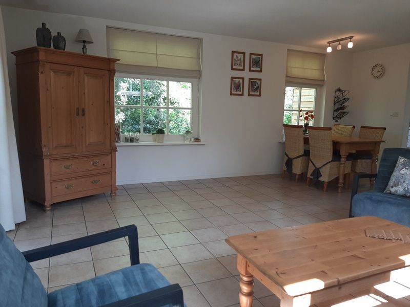 Ruime eetkamer in vakantiehuis Pauwenhof Texel met grote ramen en natuurlijk licht.