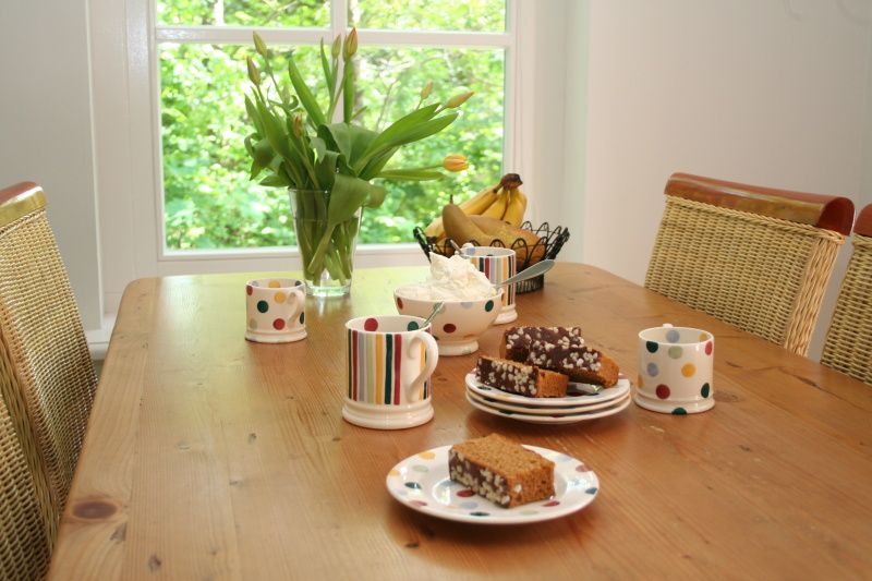 Gezellig gedekte eettafel in Pauwenhof Texel, De Koog, perfect voor ontbijt.