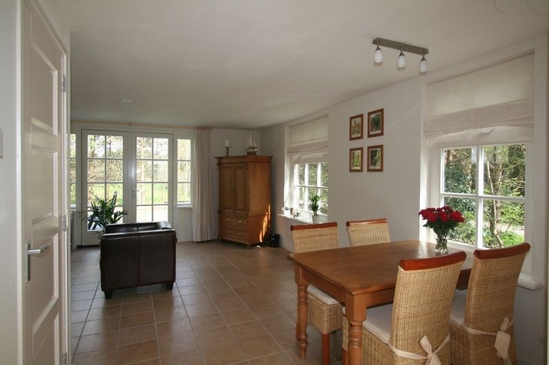 Lichte woonkamer in Pauwenhof Texel, De Koog met uitzicht op de tuin.