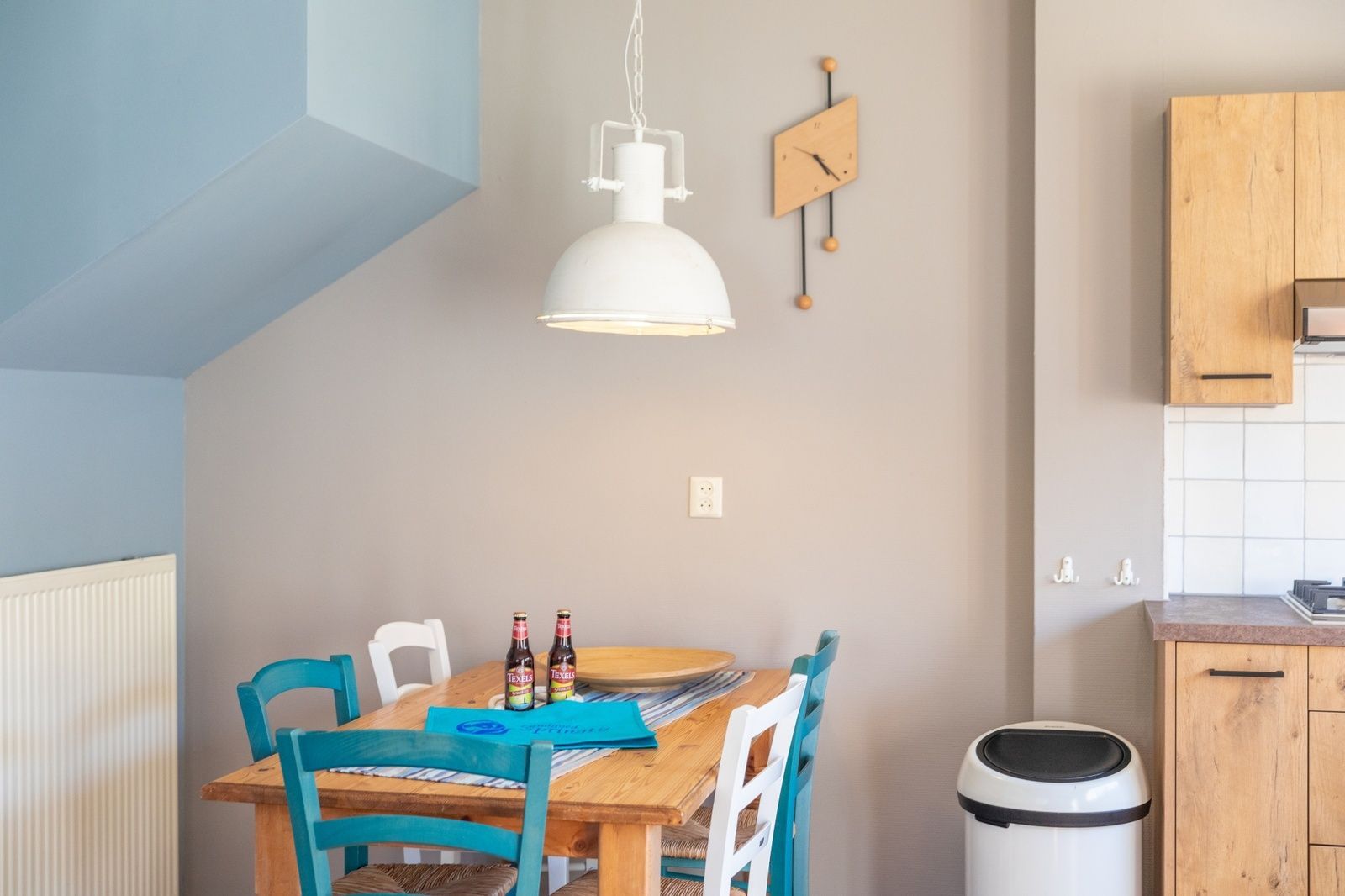 Eethoek met kleurrijke stoelen in Landgoed Springtij - Koetshuis 3, De Koog, Texel.