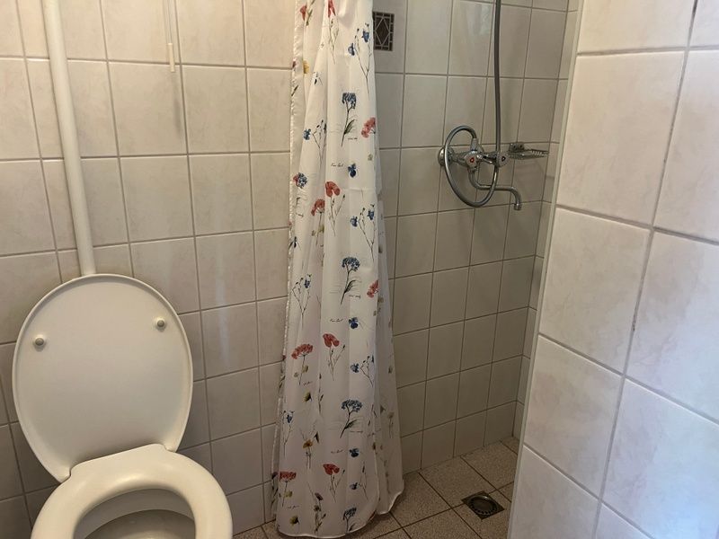 Badkamer met douche in Landgoed Springtij - Koetshuis 3, vakantieverblijf De Koog, Texel.