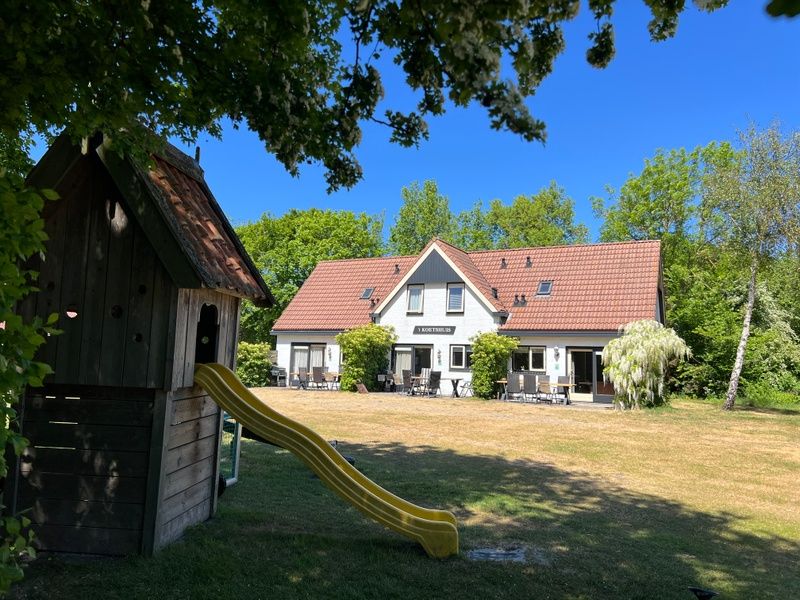 Speelhuisje en tuin bij Landgoed Springtij - Koetshuis 3 in De Koog, Texel.