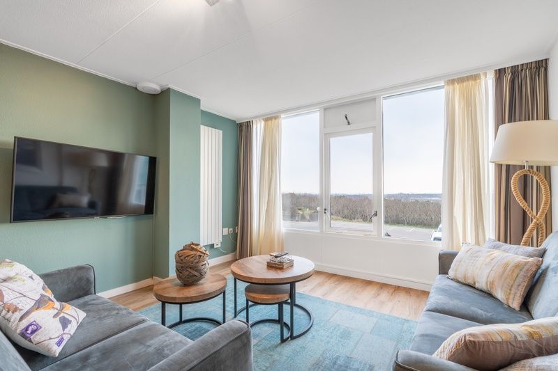 Helle Sitzecke im Apartment Juliana 124 Eilandzicht, De Koog, Texel mit bequemen Sofas und Aussicht.