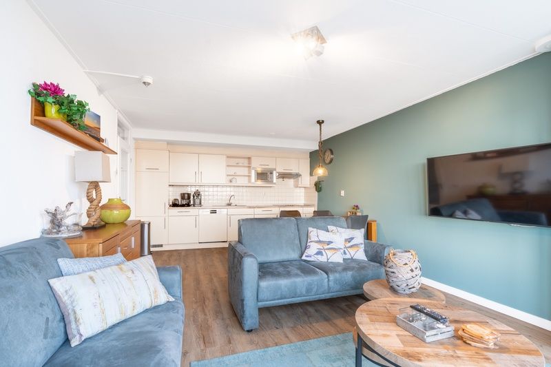 Offene Kueche und Wohnzimmer im Apartment Juliana 124 Eilandzicht, De Koog, Texel mit moderner Einrichtung.