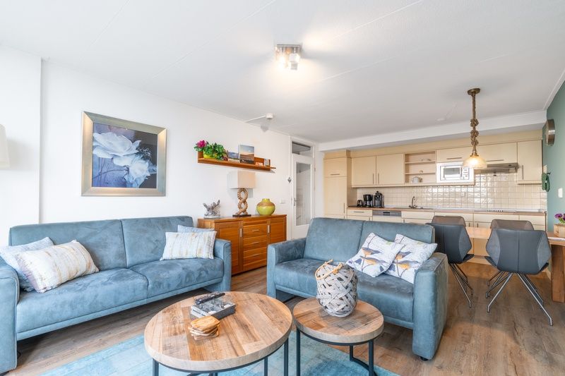 Stilvoller Wohnbereich im Appartement Juliana 124 Eilandzicht, De Koog, Texel mit Essecke und Sofa.