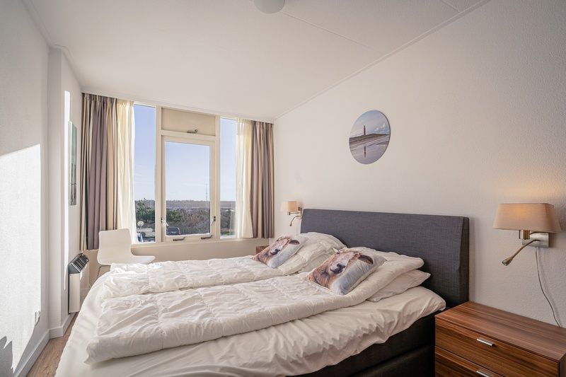 Komfortables Schlafzimmer im Apartment Juliana 124 Eilandzicht, De Koog, Texel mit Blick auf die Umgebung.