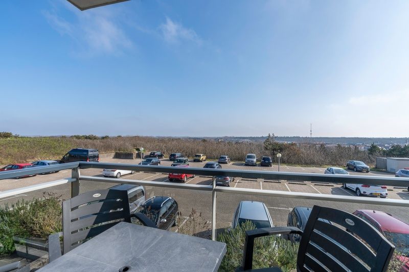 Balkon von Appartement Juliana 124 Eilandzicht, De Koog, Texel mit schoener Aussicht auf die Umgebung.