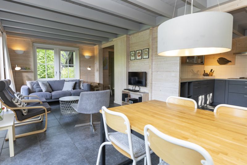 Eetruimte en woonkamer in Het Boshuis, Vakantiepark Het Oude Dijkje, De Koog, Texel, met moderne inrichting.