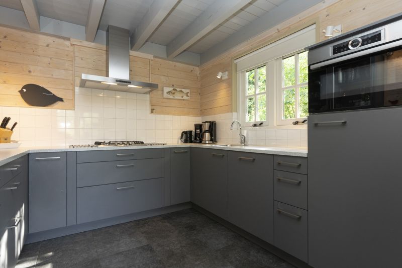 Volledig uitgeruste keuken in Het Boshuis, Vakantiepark Het Oude Dijkje, De Koog, Texel, met moderne apparatuur.