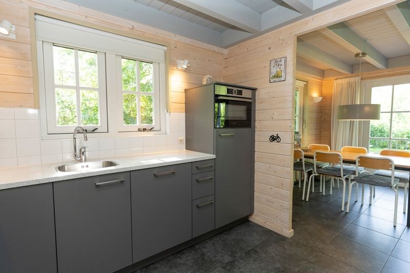 Keuken met ruime opbergmogelijkheden in Het Boshuis, Vakantiepark Het Oude Dijkje, De Koog, Texel.