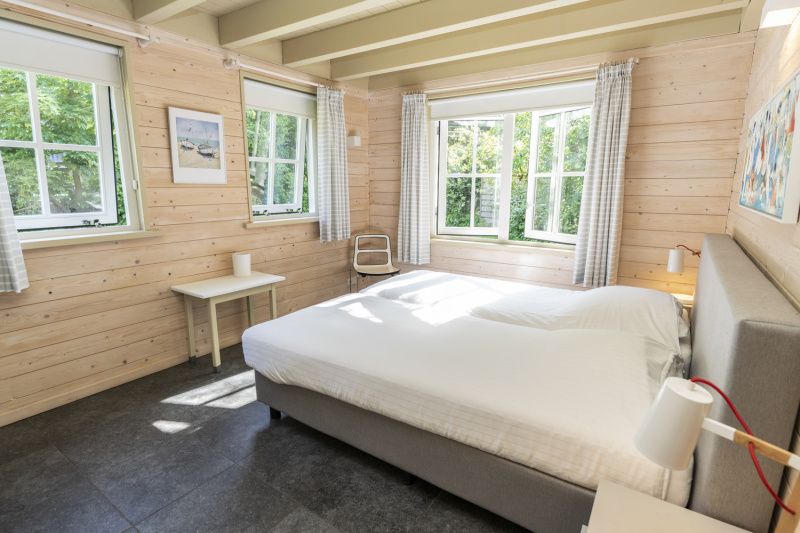 Lichte slaapkamer in Het Boshuis, Vakantiepark Het Oude Dijkje, De Koog, Texel, met comfortabel bed.