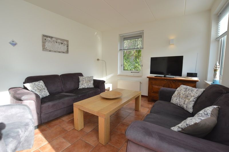 Helle und geraeumige Sitzecke im Ferienhaus 7G, De Koog, Texel, ideal zum Entspannen nach einem Tag voller Entdeckungen.