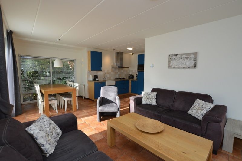 Offener Wohn- und Essbereich im Ferienhaus 7G, De Koog, Texel mit moderner Kueche und gemuetlicher Atmosphaere.