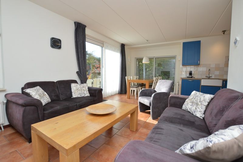 Das Ferienhaus 7G in De Koog, Texel, verfuegt ueber ein einladendes Wohnzimmer mit Zugang zum Garten.