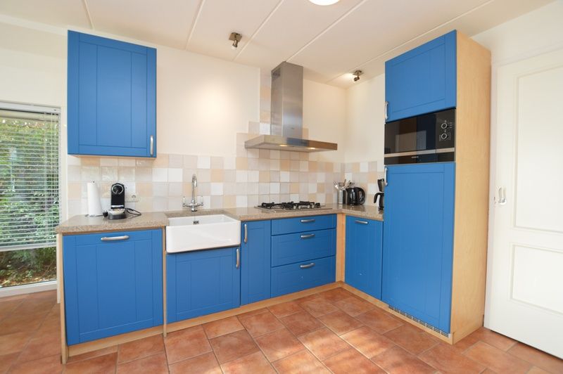 Moderne Kueche im Ferienhaus 7G, De Koog, Texel mit blauen Schraenken und kompletter Ausstattung.