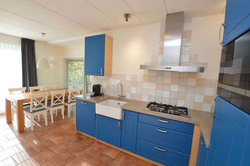 Geraeumige Kueche und Essbereich im Ferienhaus 7G, De Koog, Texel mit viel natuerlichem Licht.