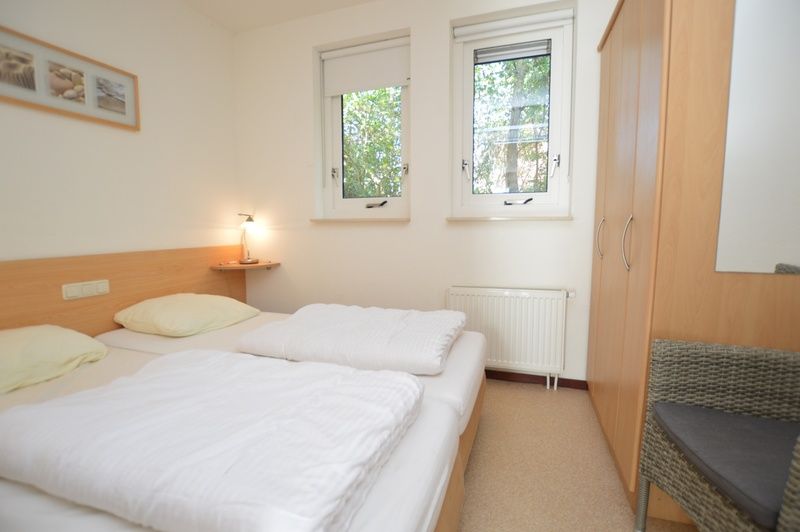 Schlafzimmer im Ferienhaus 7G, De Koog, Texel mit Doppelbett und ruhiger Einrichtung.